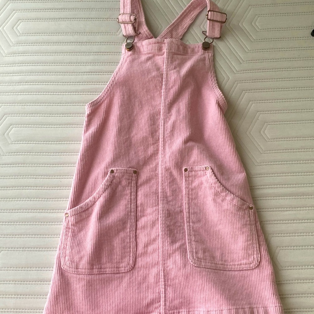 Overall dress ,color pink, size 8-7, It’s in great shape looks brand new